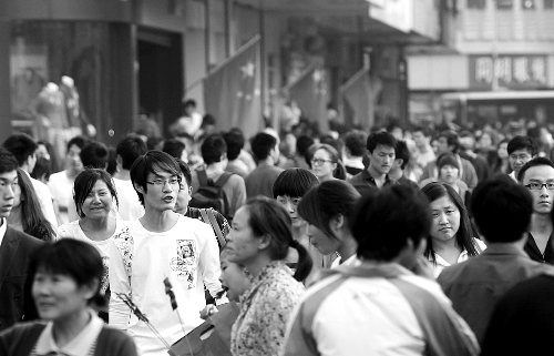 8天長(zhǎng)假中，逛街購(gòu)物的人數(shù)激增，鄭州市德化步行街上“人潮洶涌” 河南商報(bào)記者 王春勝/攝
