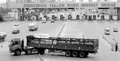 一輛6軸大貨車被路政人員勸阻后，掉頭返回