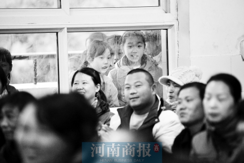 家長課堂上，孩子們趴在窗戶上圍觀