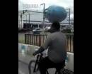 開(kāi)掛民族騎車(chē)頭頂煤氣罐，原地?？?腳不離車(chē) 飄逸
