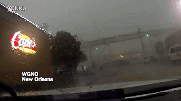 好可怕！大風把火車從橋上吹了下來