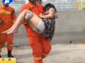 女子要跳樓 究竟為哪般？