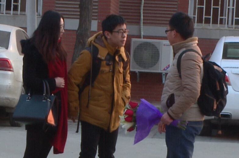 美女請你假裝其男友拒絕追求者，你會怎么辦？