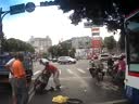 好恐怖的車禍！騎車先到人才到