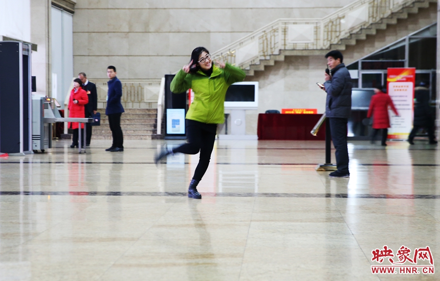 南樂天完成一個采訪后，興奮的跳了起來。