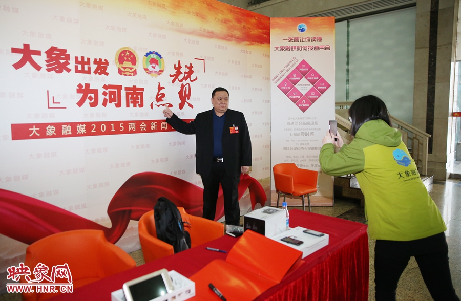 幫代表在大象融媒新聞會客廳留影拍照。