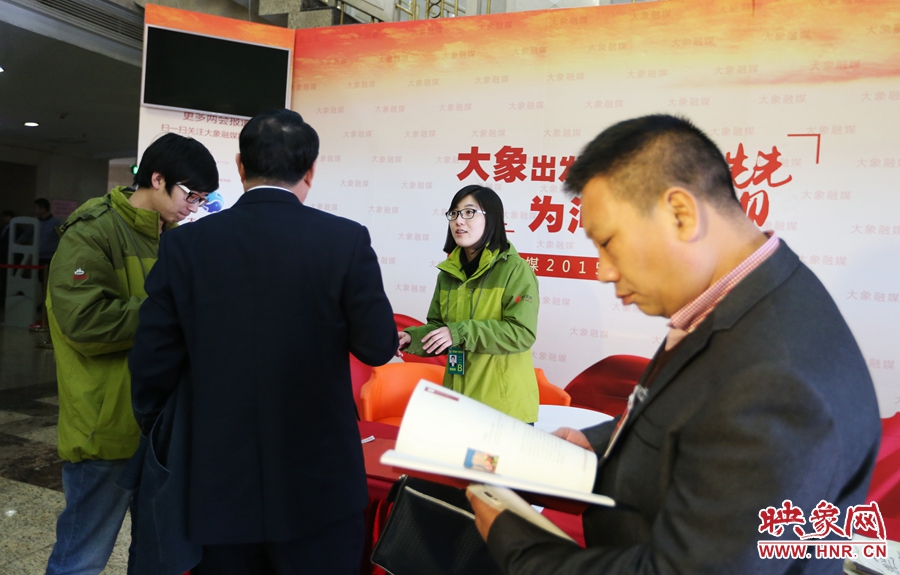 向代表、委員講解大象融媒旗下出品的新聞產(chǎn)品。