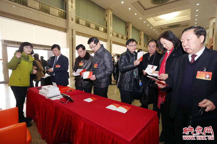 向代表、委員講解大象融媒旗下出品的新聞產(chǎn)品。