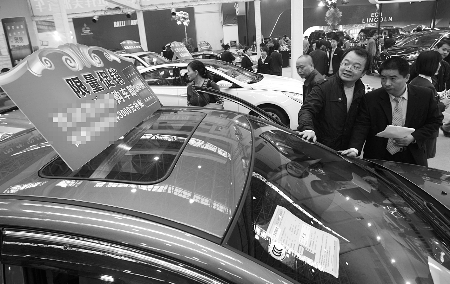 市民在選購(gòu)新車(chē) 市民在選購(gòu)新車(chē)