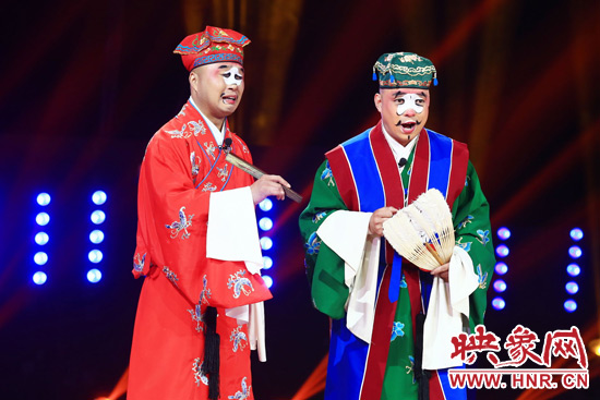 田相偉（右）表演喜劇《吹?！沸Ψ珗?chǎng)