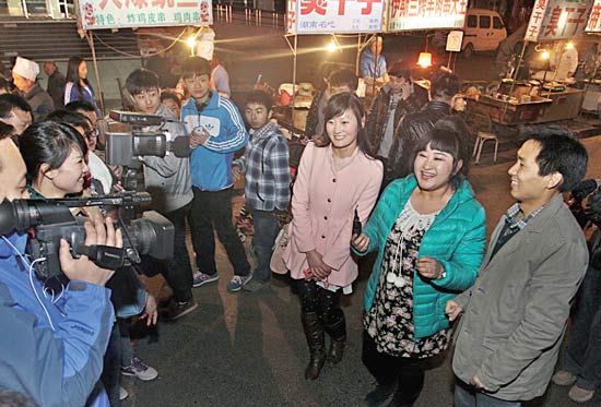 今報讀者“乖乖雁”（左）、“騎士牛仔”（右）和香香一起錄制《香香美食》