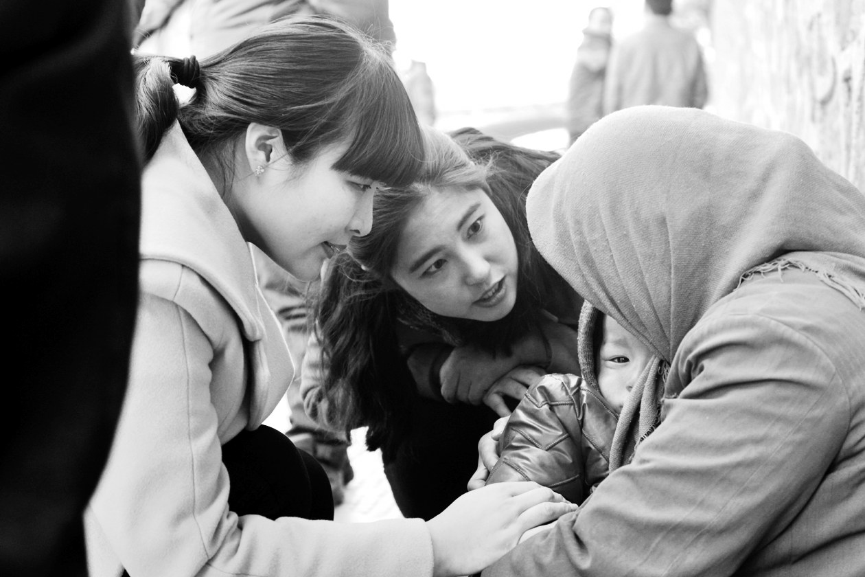 “幫女郎”(左)和“小莉”發(fā)現(xiàn)乞討男童后，上前近距離進(jìn)行辨認(rèn)