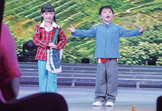 孩子們的表演有模有樣，讓人忍俊不禁