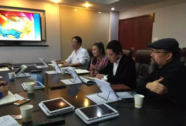 從右至左依次為趙財神，雅購供銷CEO許濤，農(nóng)團聯(lián)盟創(chuàng)始人王婷。