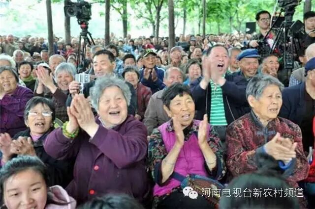 藝術家賣力演出，觀眾高聲叫好