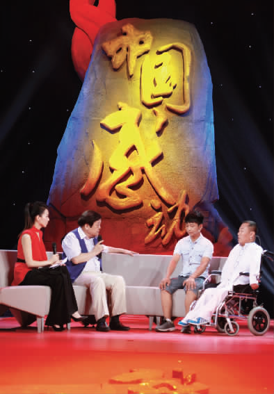 肇恒君（右一）天生殘疾，但是他自兒時(shí)起就有著一個(gè)音樂夢(mèng)