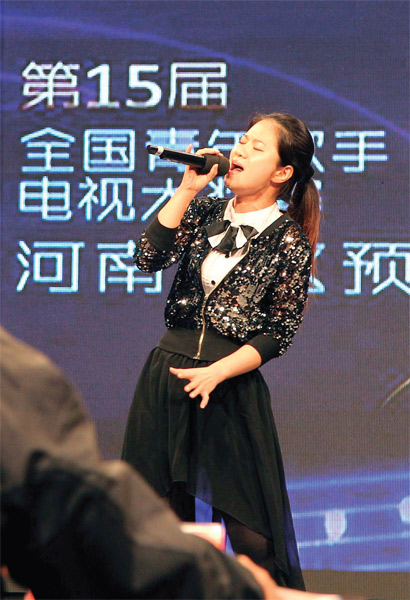 選手們演唱很賣力，要把最好的一面展現(xiàn)給評(píng)委
