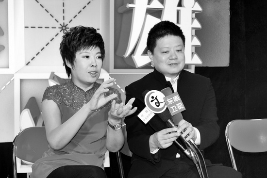 《漢字英雄》主持人馬東（右）、嘉賓于丹在向媒體推介節(jié)目