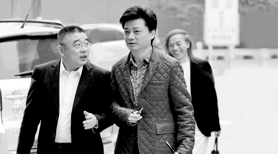 錢文忠（左）、小崔、蔡志忠（后）三位大咖步入錄制現(xiàn)場(chǎng)