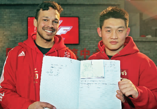 　　約瑟夫手繪了每個(gè)選手的肖像，認(rèn)認(rèn)真真地用字母拼寫(xiě)出選手的中文名字附注?！翱矗@個(gè)是鄭召玉喲”