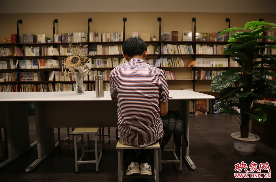 5月23日晚，鄭州一家24小時（周五、周六）書店營業(yè)。慕名而來的客人在看書。