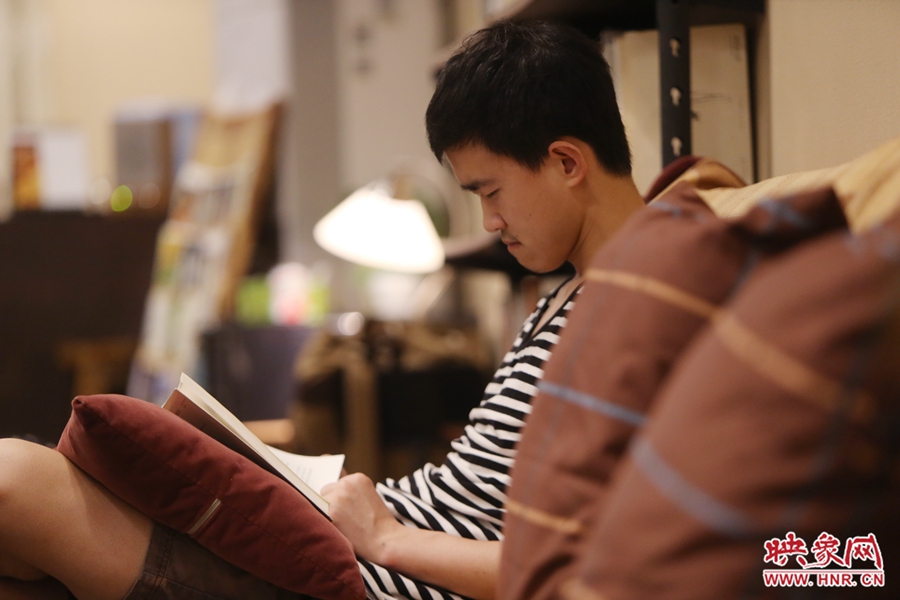 徐浩然，24歲，圖書編輯：在書店看紙質(zhì)書，意境會更深一些。