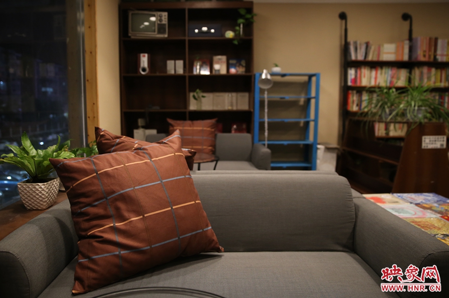 書店內(nèi)的布置非常溫馨，有種家里書屋的感覺。