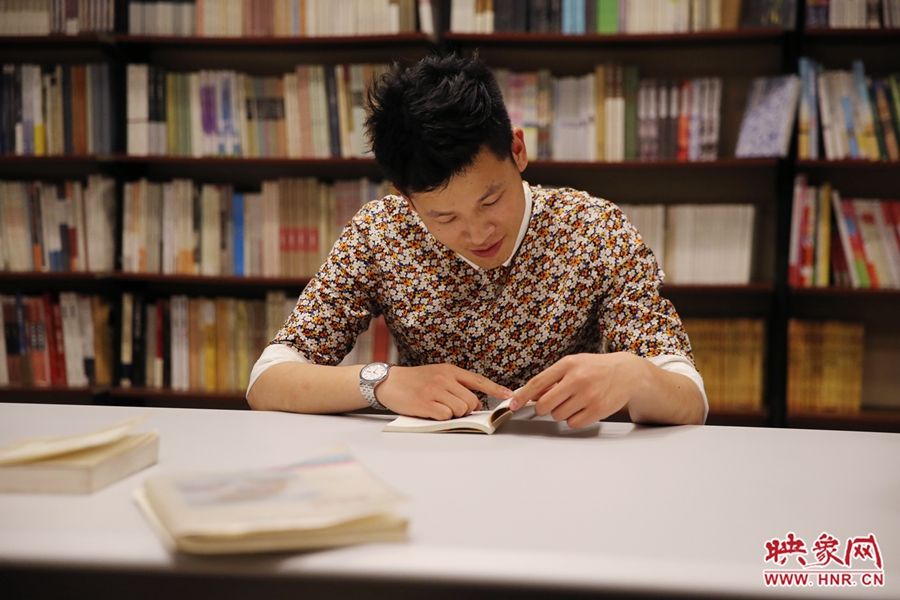 李恒，26歲，私營業(yè)主：喜歡撫摸紙質(zhì)書的感覺。