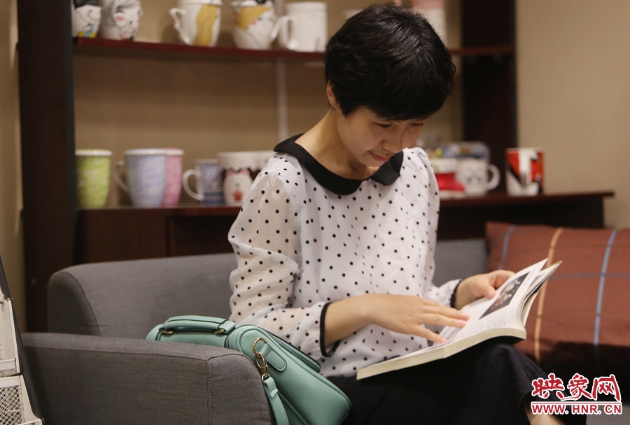 毛韶華，年齡保密，文字工作者：紙質(zhì)書是營養(yǎng)餐，電子書是快餐。