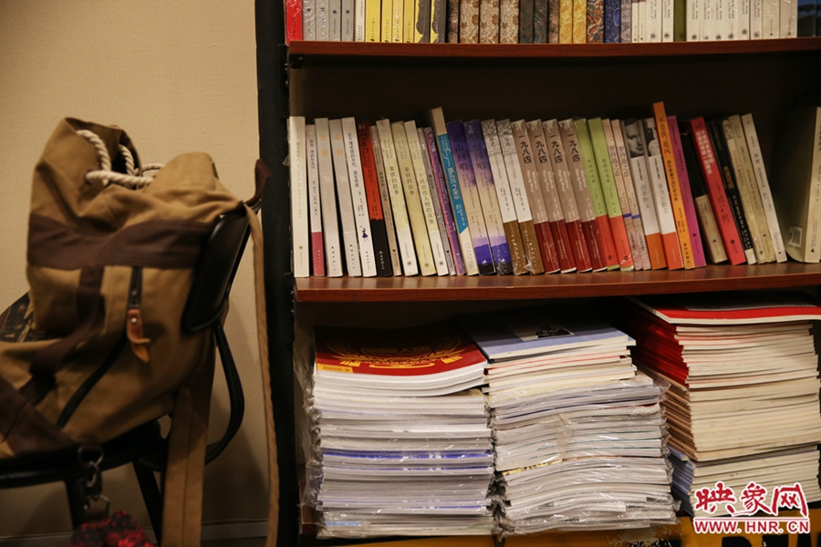 放下背包，捧起一本喜愛的書，生活的另一種方式。