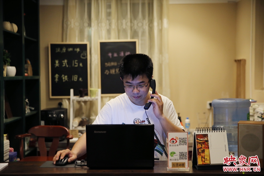 店長小博，由于書店搬遷至此，經(jīng)常接詢問地址的電話。