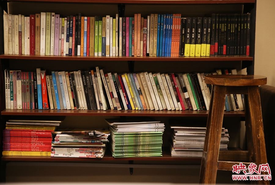 書店內(nèi)設(shè)置的高腳凳子。