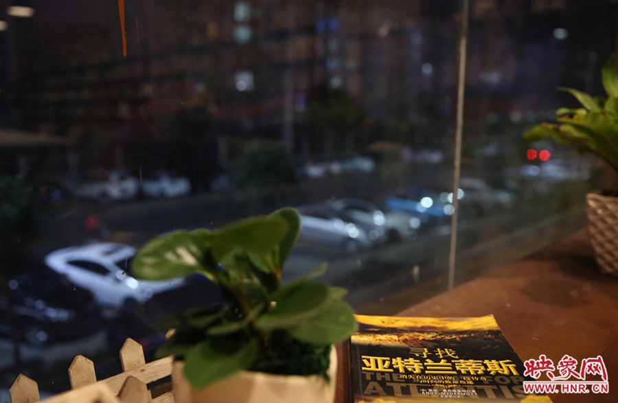 一扇窗，將喧鬧與寧靜分割。