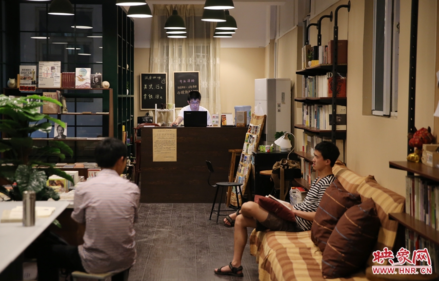 看書的人在相互交流。