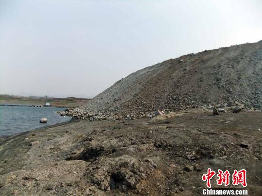 填湖造地，在鴨河水庫(kù)非法建設(shè)有越演越烈之勢(shì)。吳揚(yáng)　攝