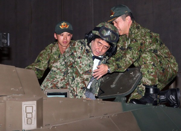 當(dāng)?shù)貢r(shí)間4月27日，日本千葉市，日本首相安倍晉三他身穿迷彩服頭戴鋼盔的登上展出中的日本陸上自衛(wèi)隊(duì)最新