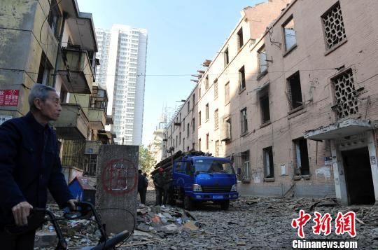 一位花甲老人站在即將拆除的樓房旁，默默地與“蘇聯(lián)樓”告別?！〉杂鸺选z