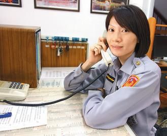 　　27歲的臺(tái)灣高雄市鹽埕區(qū)女警王文君，留一頭俏麗短發(fā)，身高175公分?！堵?lián)合報(bào)》圖