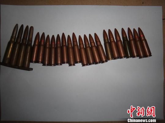 覃某主動上交的23發(fā)子彈?！＄娦馈z