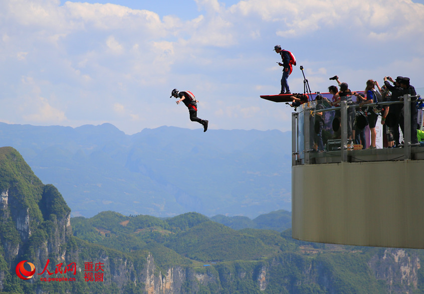 28日，2016世界低空跳傘大賽在重慶云陽龍缸景區(qū)正式開賽。圖為選手角逐中。劉政寧 攝